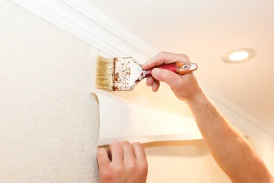 Pose de papier peint au Crouais — revêtements muraux et toiles de verre